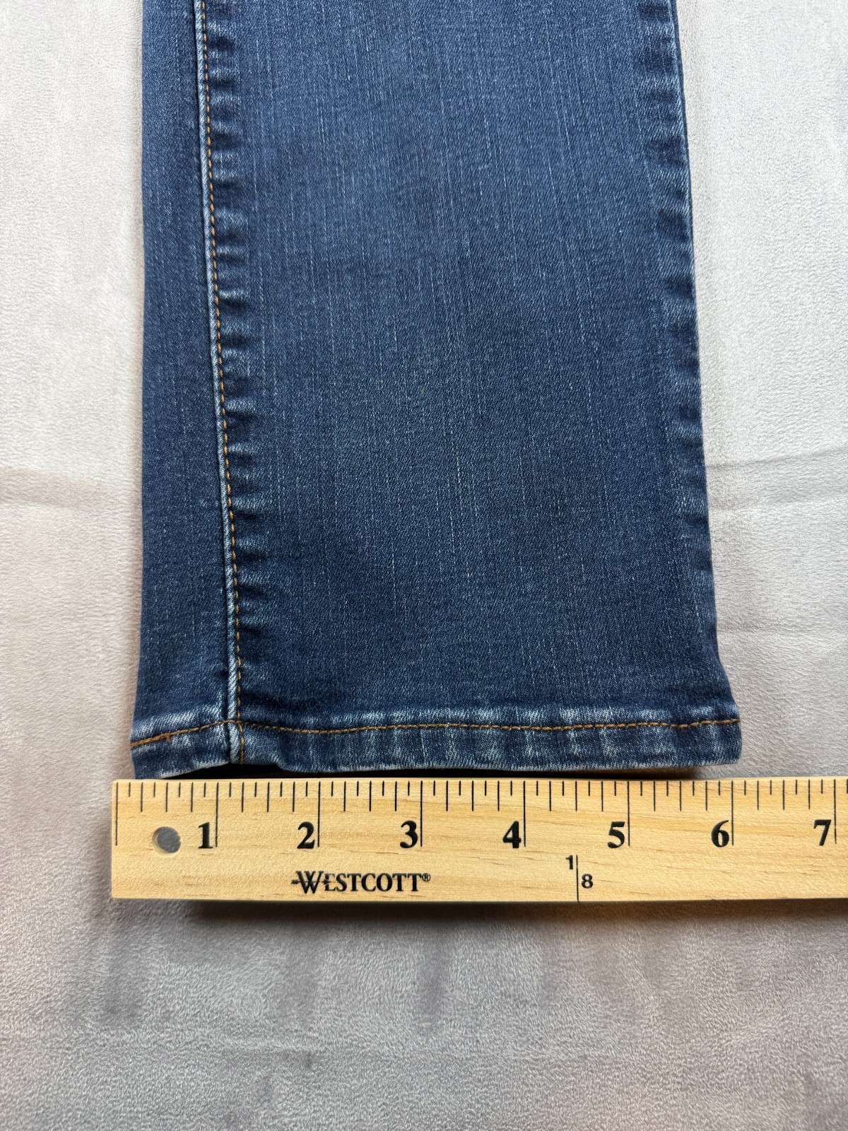 Levi’s Women’s Mid Rise Skinny Jeans Size 8M Medium Wash Blue Denim Distressed