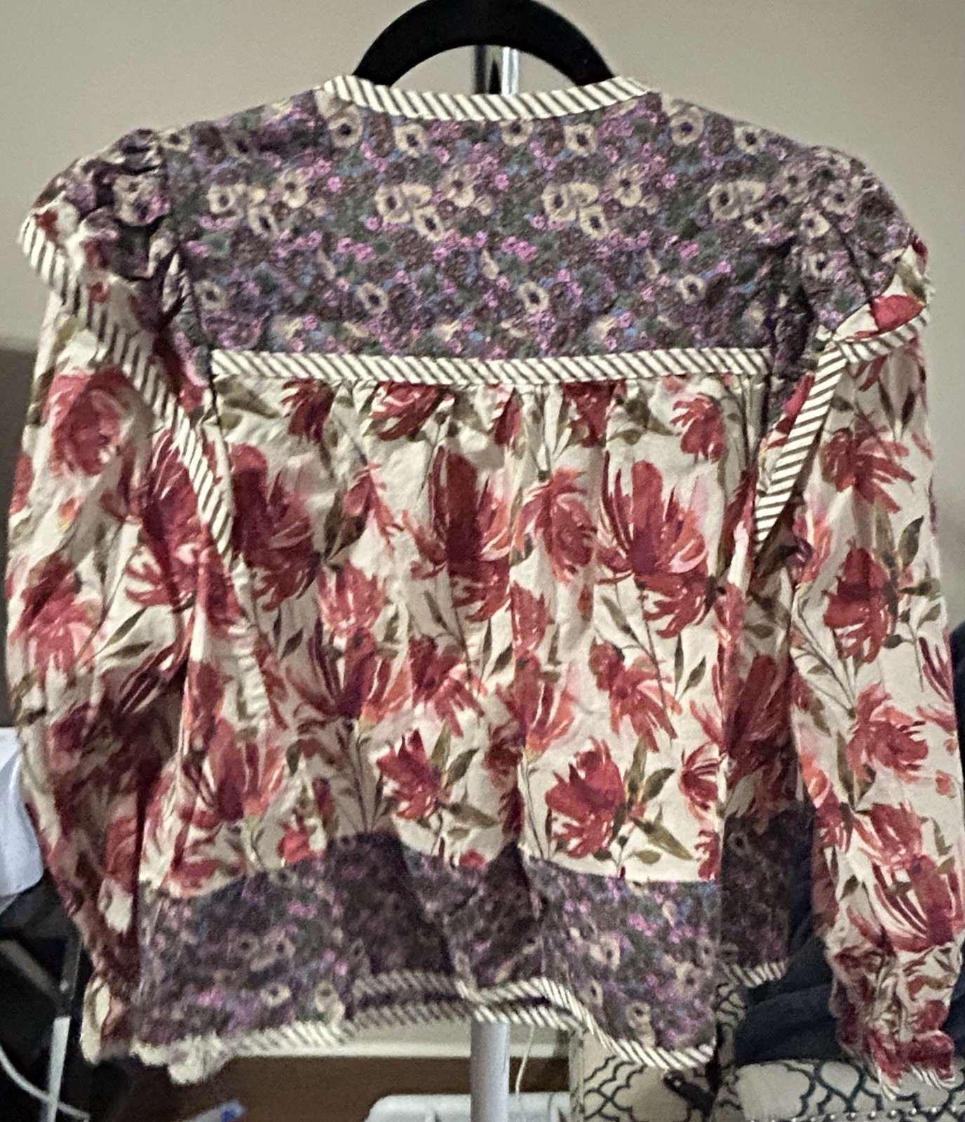 Entro Women’s S Multicolor Floral V-Neck Ruffle Long Sleeve Pullover Blouse