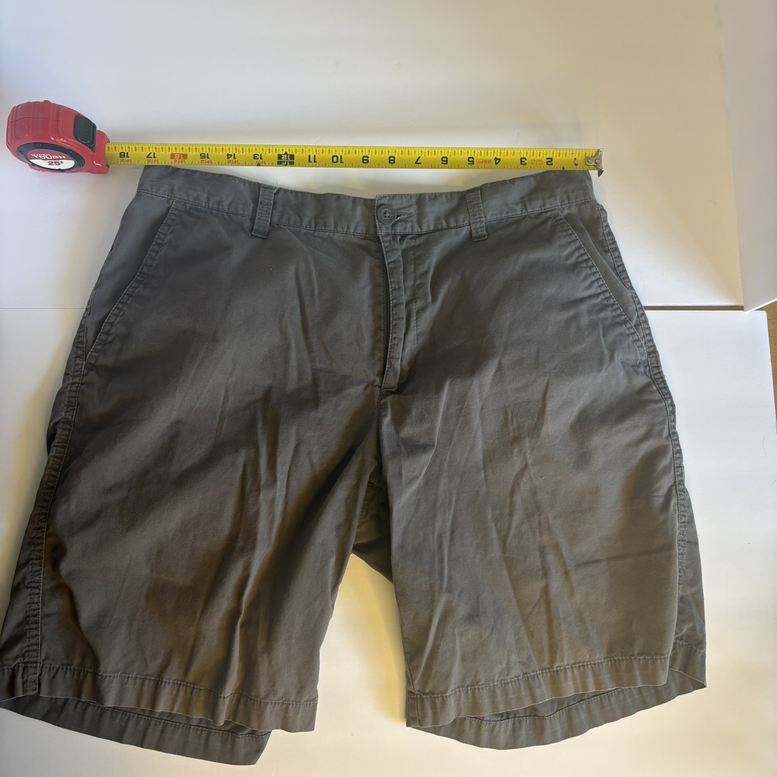 Vintage Mens Size 36 Old Navy shorts khaki pleated front Inseam 8.5 inches Y2K