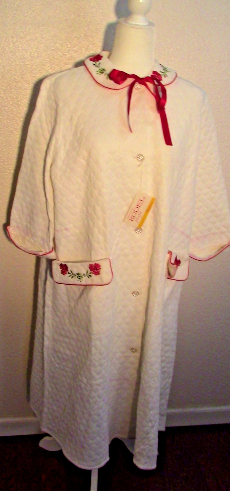 NWT VTG Allendale SZ 20 Women’s Rose Embellished Robe Kodel Polyester Fiber Fill