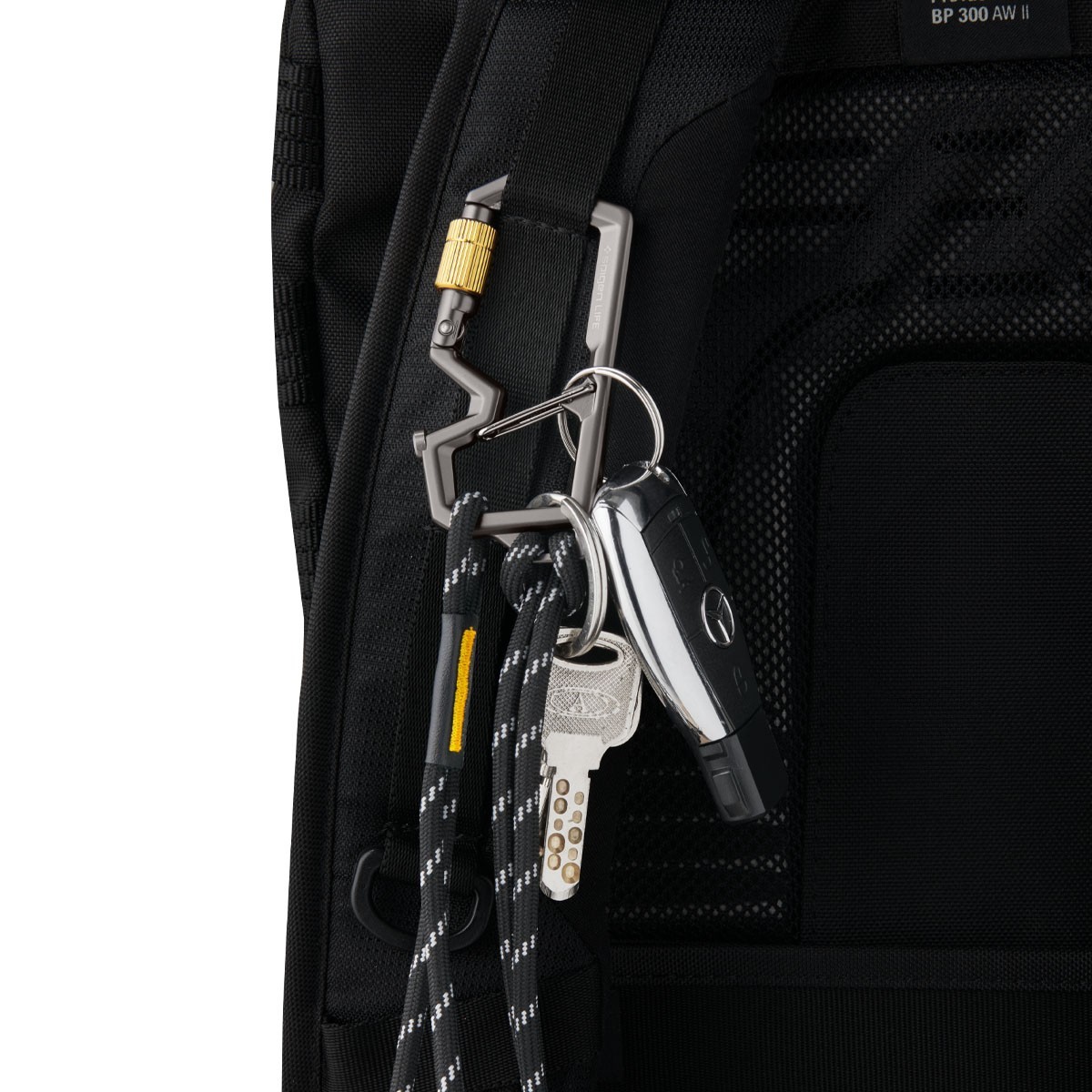 Spigen Key Accessory Carabiner LF101 Twist-to-Lock Mechanism