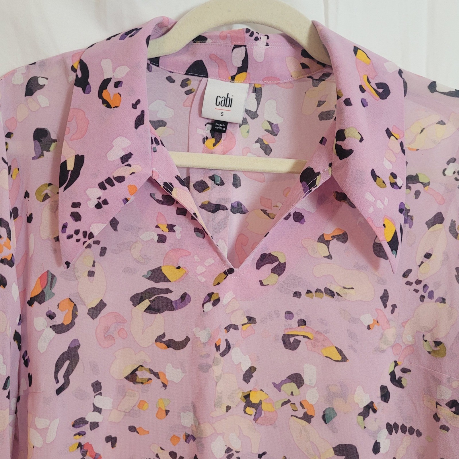 Cabi Womens Pink Animal Print Chiffon V-Neck Sheer Blouse Smocked Cuff Small