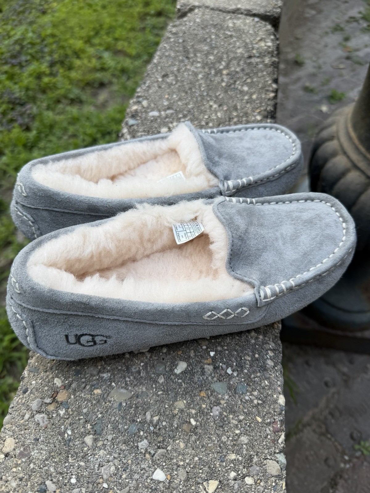 UGG Ansley Water-Resistant Suede Wool Lined Moccasin Slippers Size: 6 Light Gray