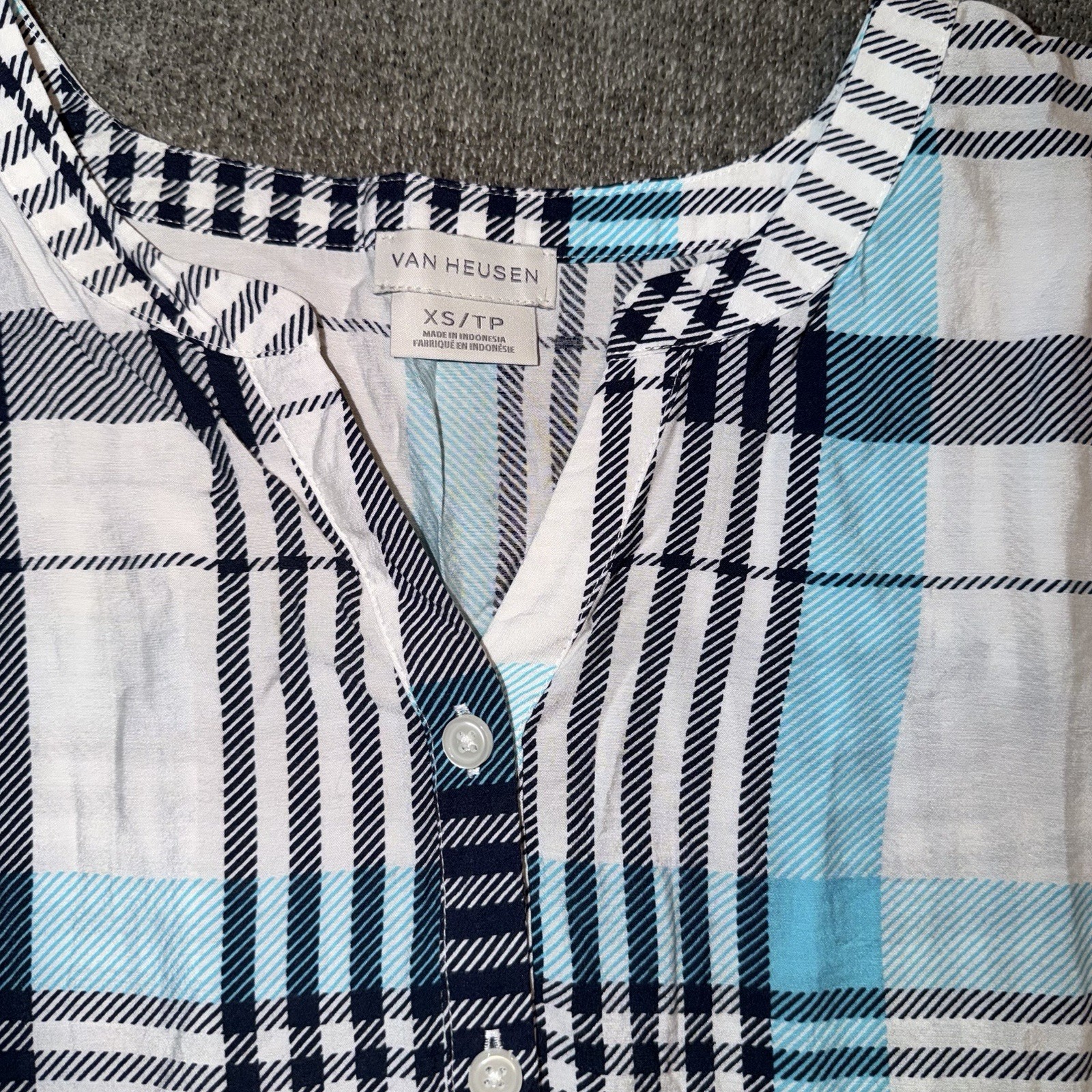 Van Heusen Women’s Petite XS/TP Blue White Plaid Short Sleeve V-Neck Blouse