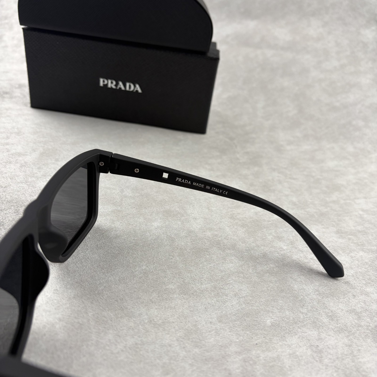 New In Box – Prada Men’s & Women’s Square Designer Sunglasses Classic Frame