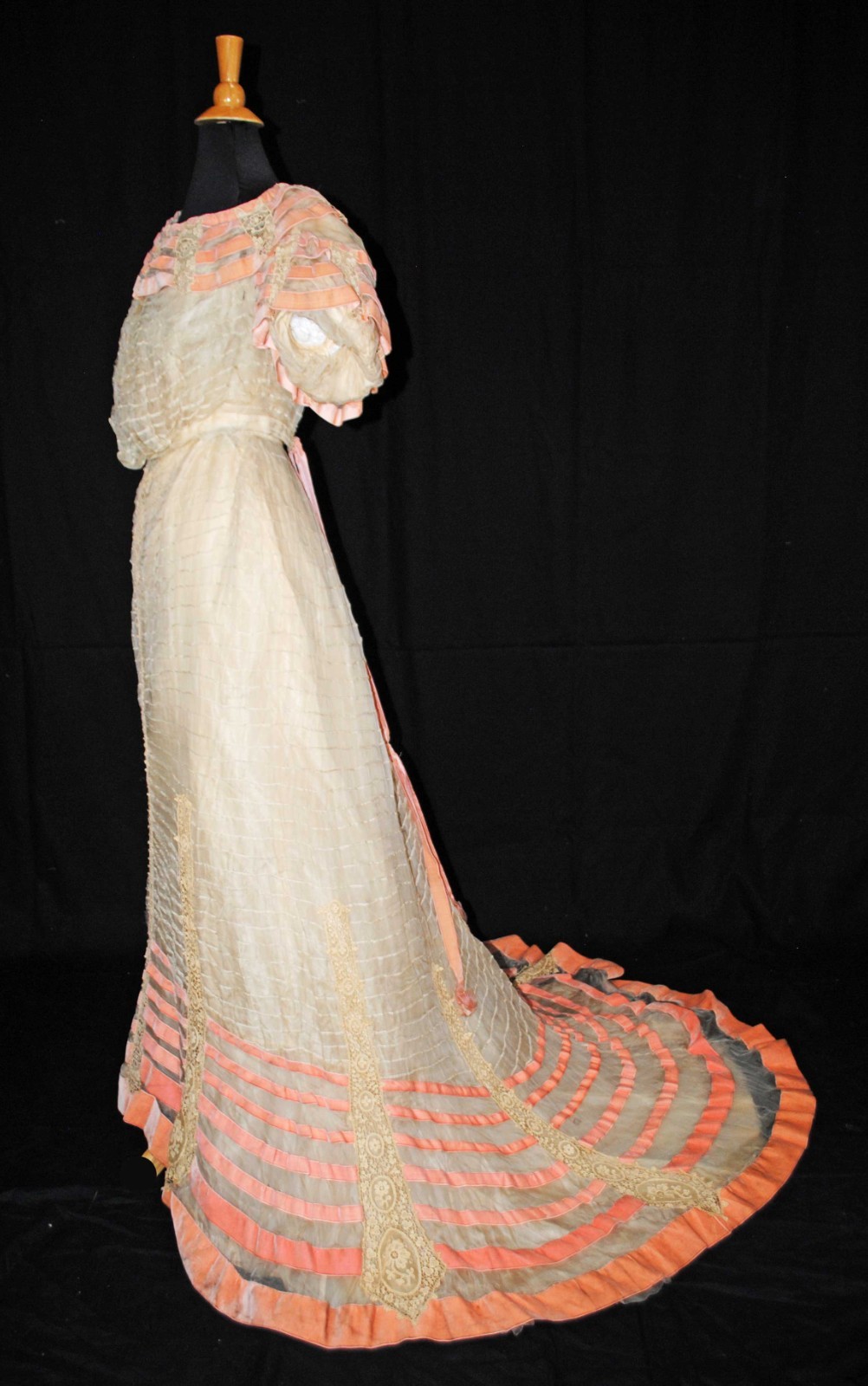 VICTORIAN BRIDESMAID TRAINED GOWN, CIRCA 1903