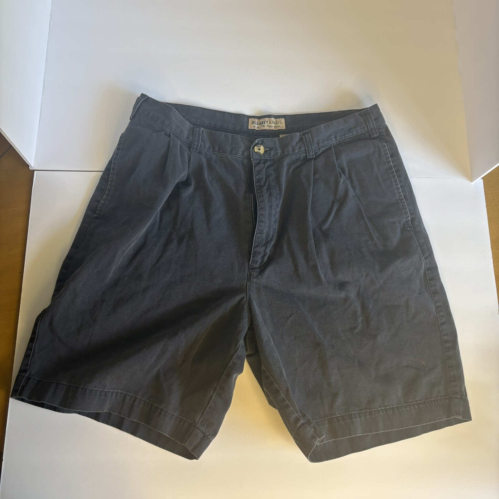 Vintage Mens Size 36 Old Navy shorts khaki pleated front Inseam 8.5 inches Y2K