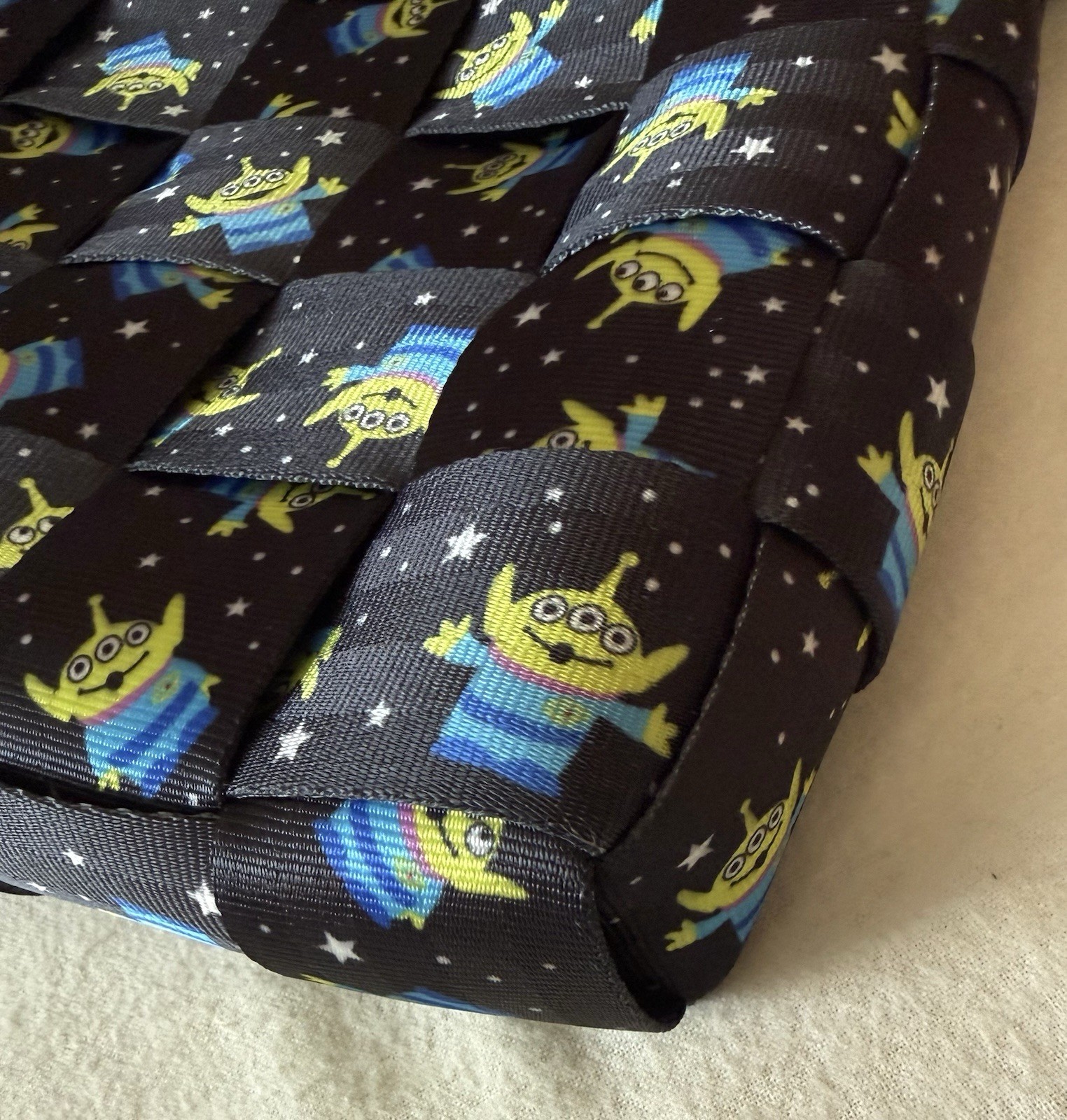 Harveys Seatbelt Bag Disney Toy Story Mini Messenger Aliens