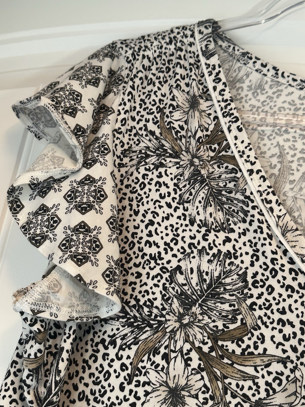 White House Black Market V Neck Short Flutter Sleeve Floral Animal Print Top XL