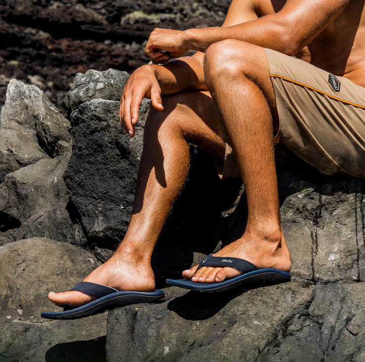 NEW AUTH OluKai Ohana Men’s Beach Sandals Water Resistant Flip Flops Trench Blue