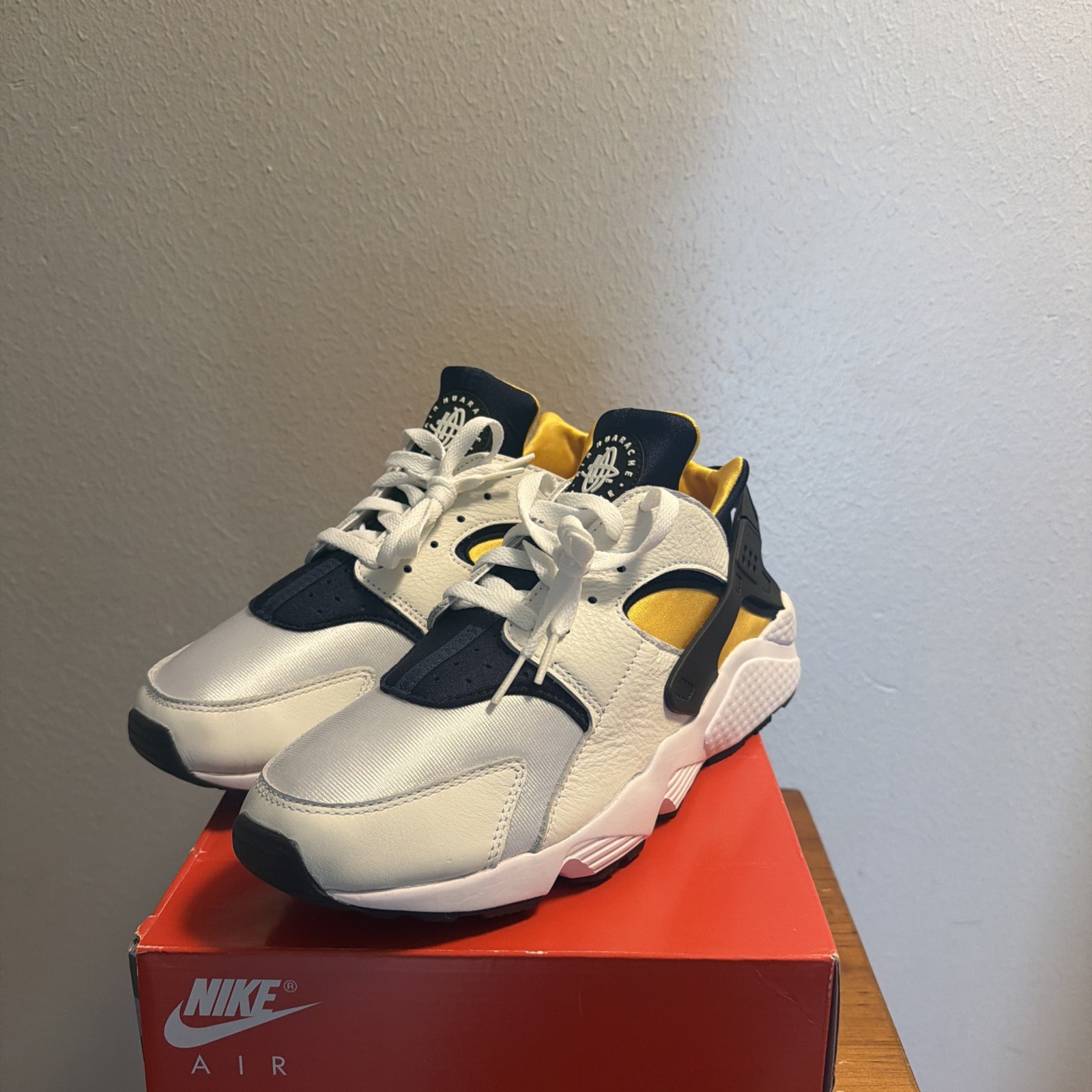 Nike Air Huarache Michigan Wolverines White Navy Maize Fab Five (Tried on once)