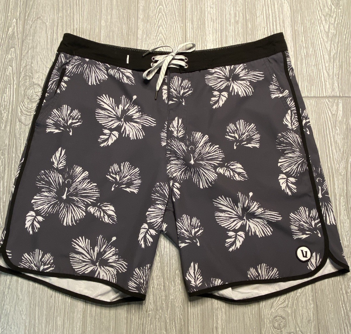 Vuori Men’s Cruise Board Shorts Blue Gray Unlined Floral Pattern Size 36 XL