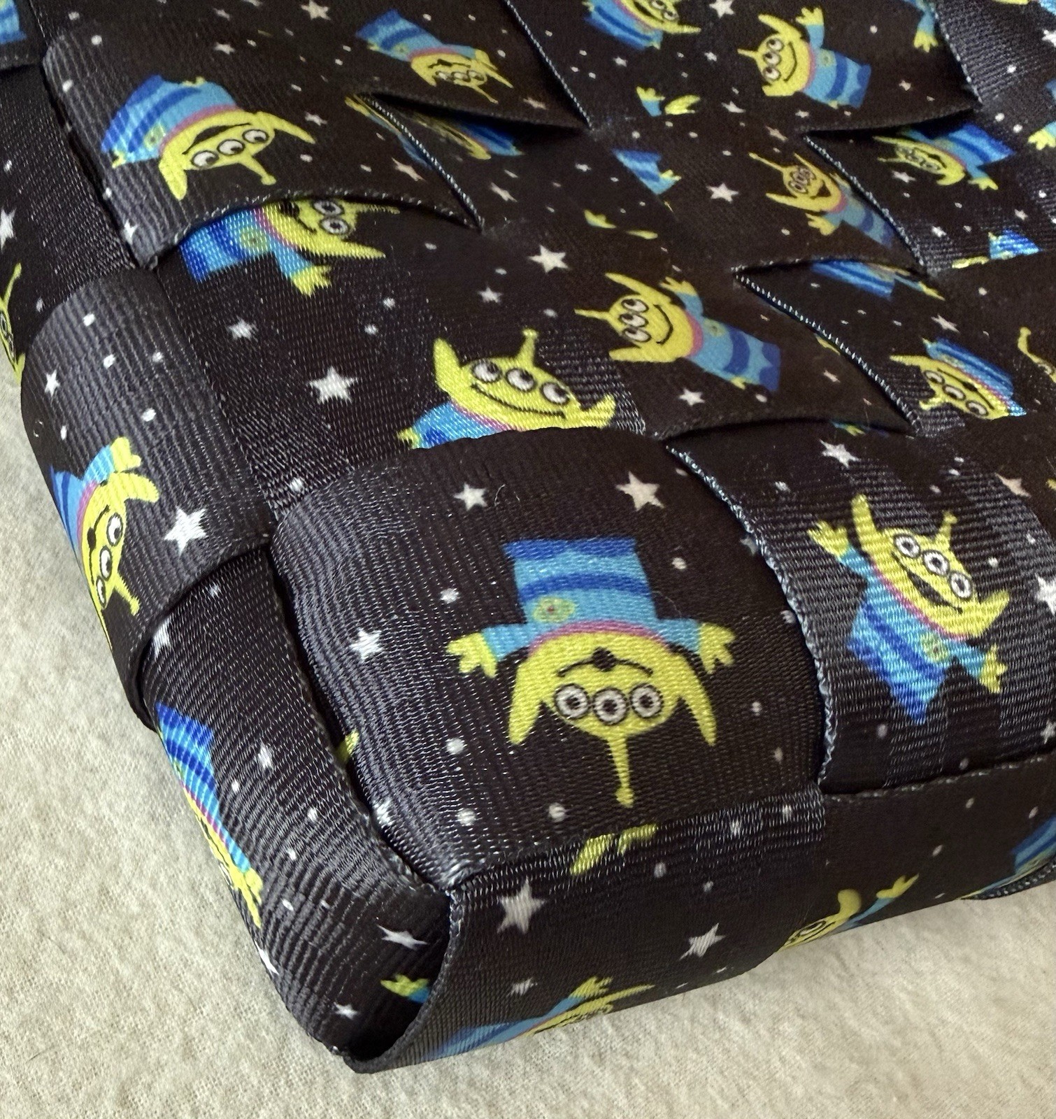 Harveys Seatbelt Bag Disney Toy Story Mini Messenger Aliens