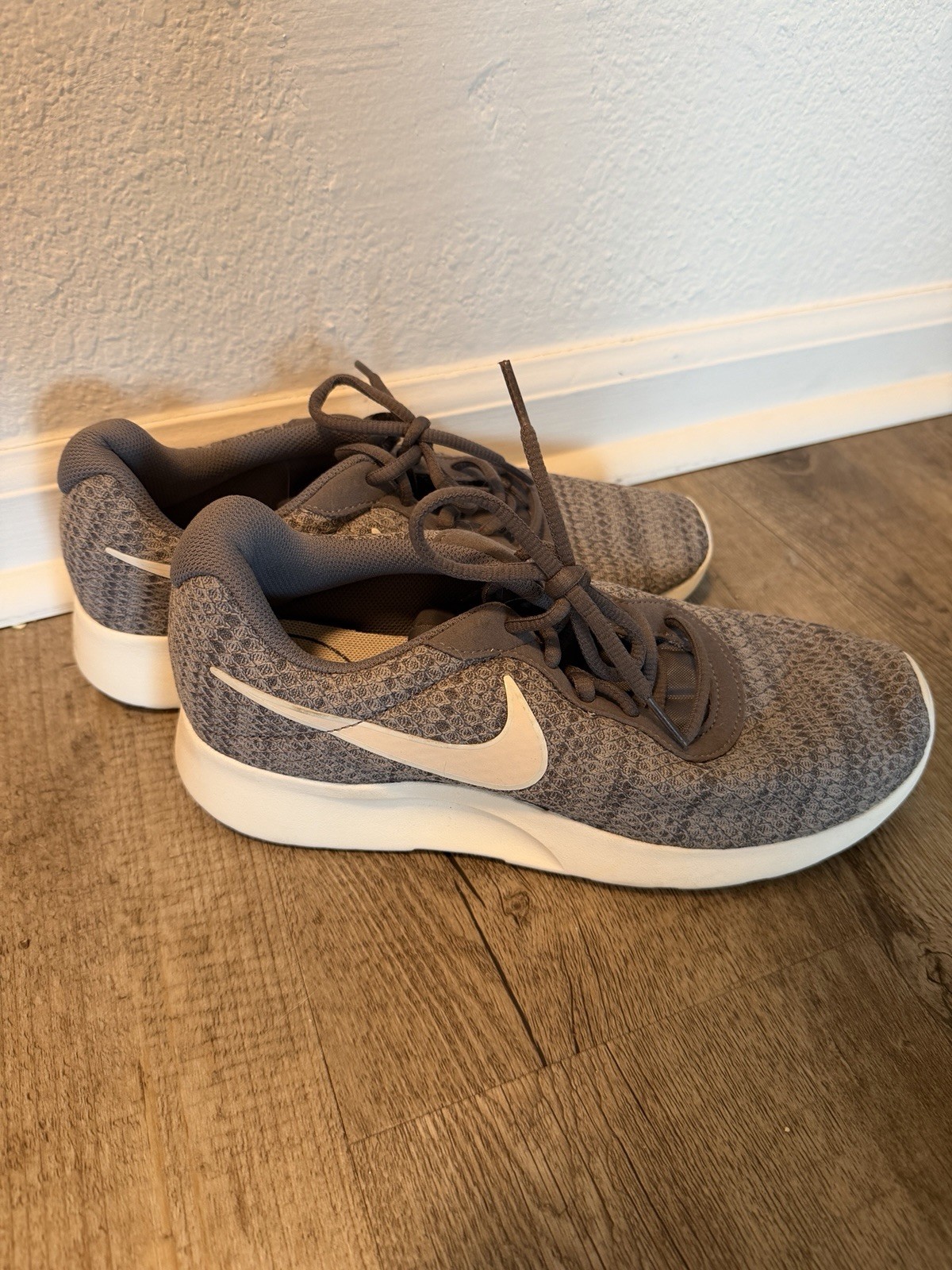 Nike Womens Gray Running Shoes Sneakers Size 8.5 Gym Casual