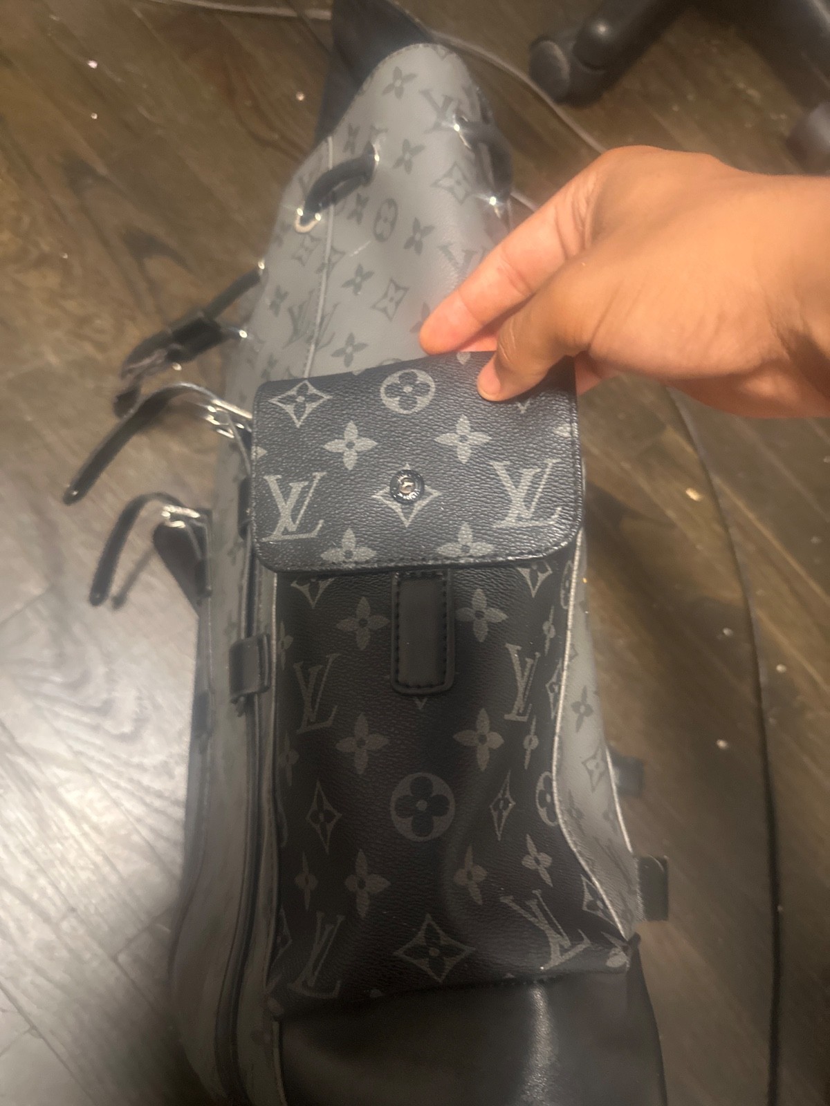 louis-vuitton backpack damier